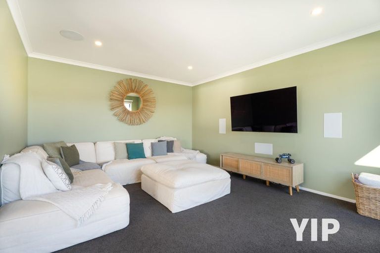 Photo of property in 10 Okupe Grove, Aotea, Porirua, 5024