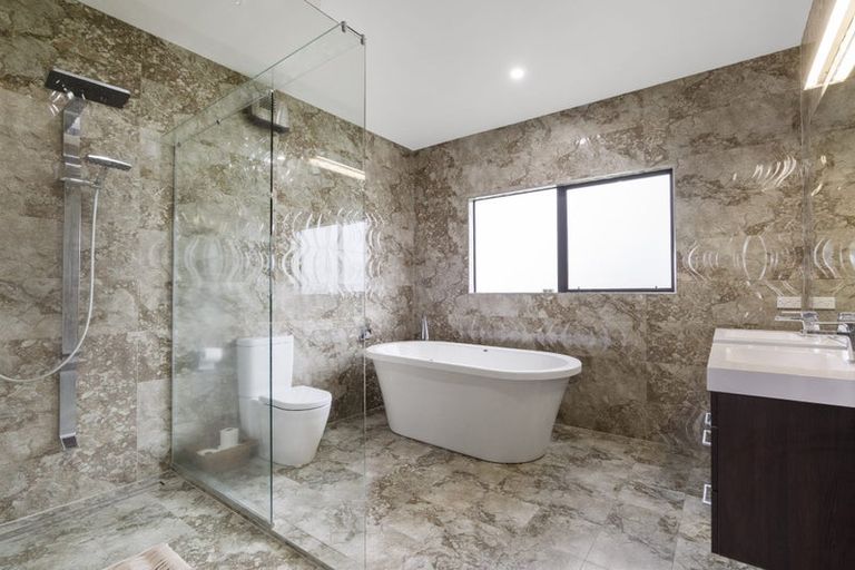 Photo of property in 12 Veale Road, Frankleigh Park, New Plymouth, 4310