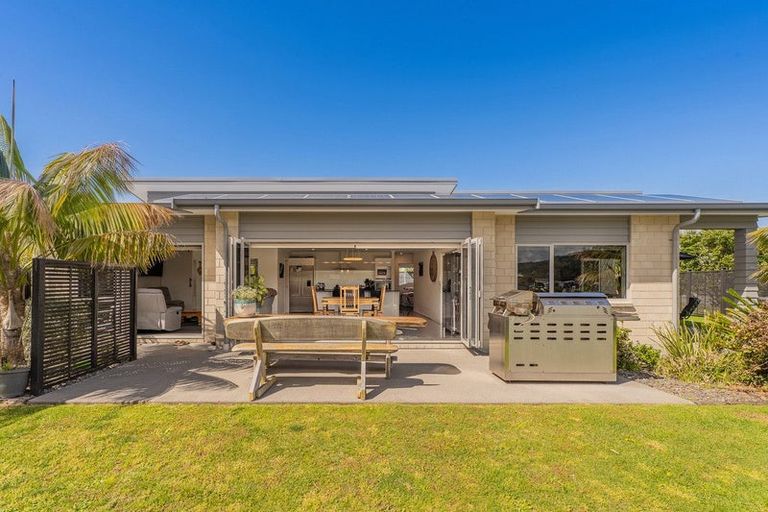 Photo of property in 18 Roseberry Place, Whitianga, 3510