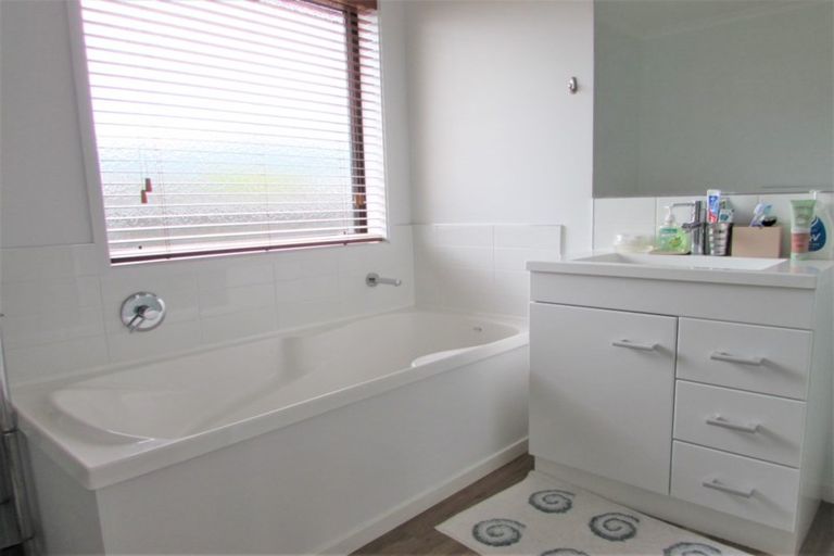 Photo of property in 42 Sunstone Crescent, Brown Owl, Upper Hutt, 5018