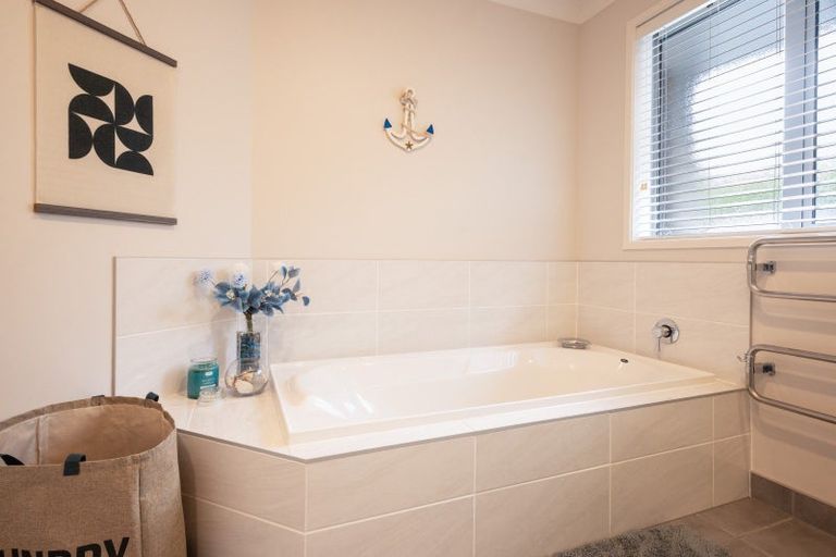 Photo of property in 90 Dalmore Way, Acacia Bay, Taupo, 3385