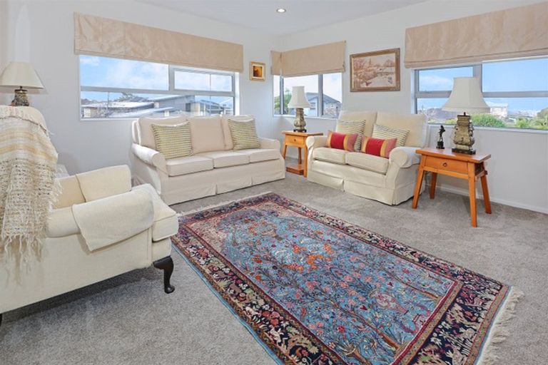 Photo of property in 114 Lake Panorama Drive, Henderson Valley, Auckland, 0612