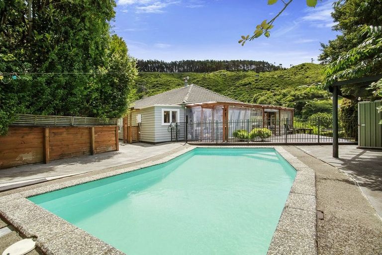 Photo of property in 33 Chester Road, Tawa, Wellington, 5028