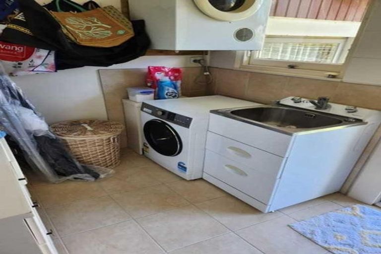 Photo of property in 547 Glenfield Road, Glenfield, Auckland, 0629