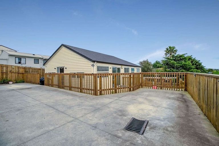 Photo of property in 103e Woodglen Road, Glen Eden, Auckland, 0602