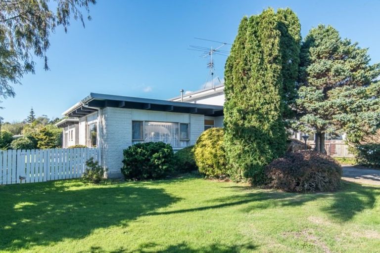 Photo of property in 211 Te Moana Road, Waikanae, 5036