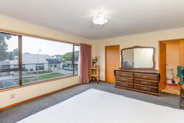 Photo of property in 10 Pyatt Place, Redwood, Christchurch, 8051