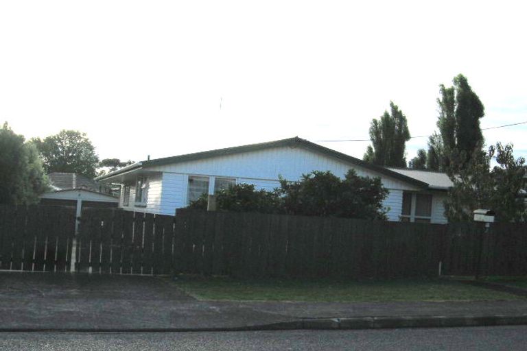 Photo of property in 2 Karamu Street, Te Atatu Peninsula, Auckland, 0610