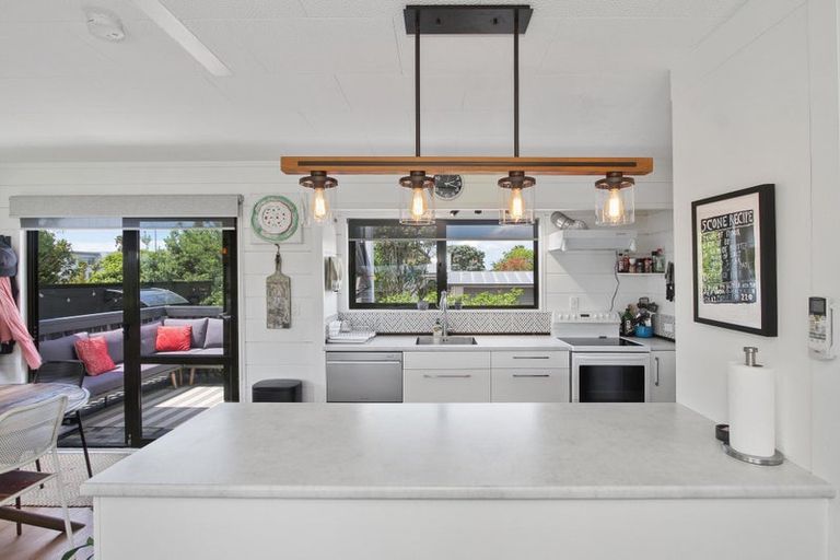 Photo of property in 3 Stella Drive, Clarks Beach, 2122