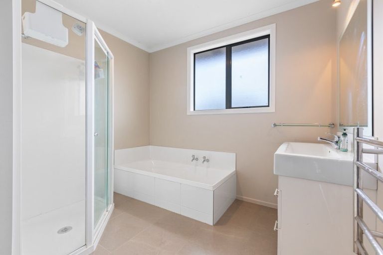 Photo of property in 16 La Salle Drive, Westown, New Plymouth, 4310