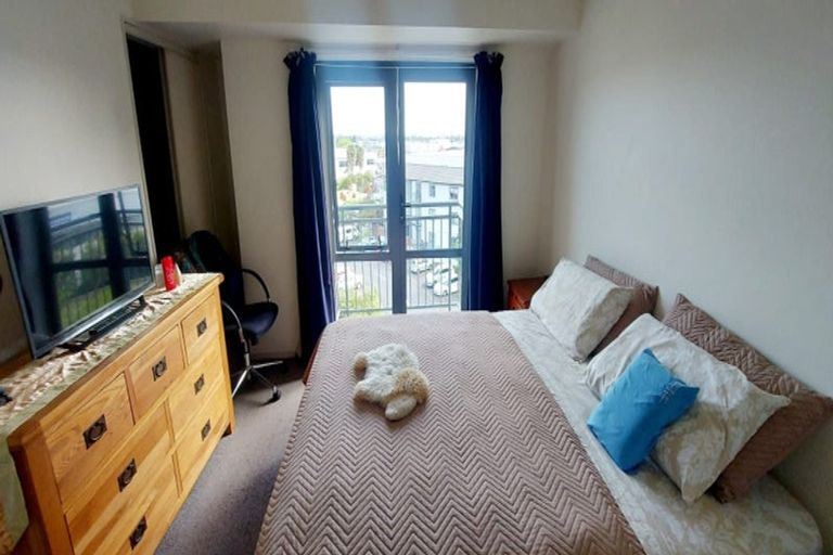 Photo of property in 4h/10 Crown Lynn Place, New Lynn, Auckland, 0600