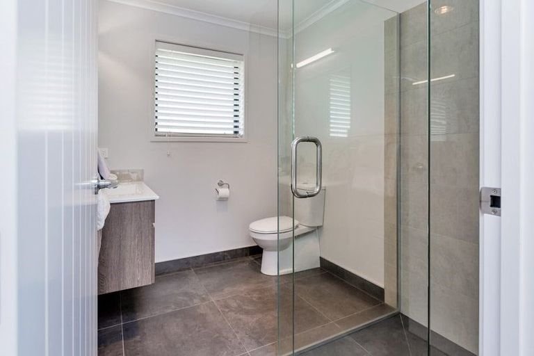 Photo of property in 32 Waitemata Drive, One Tree Point, 0118