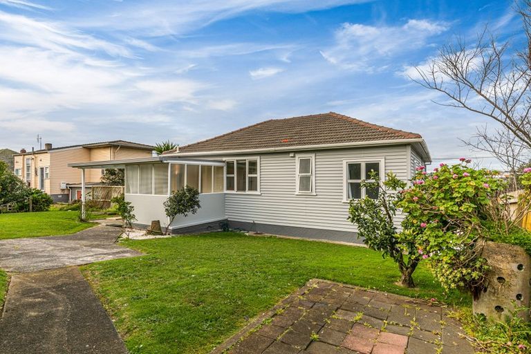 Photo of property in 19 Plunket Avenue, Papatoetoe, Auckland, 2104