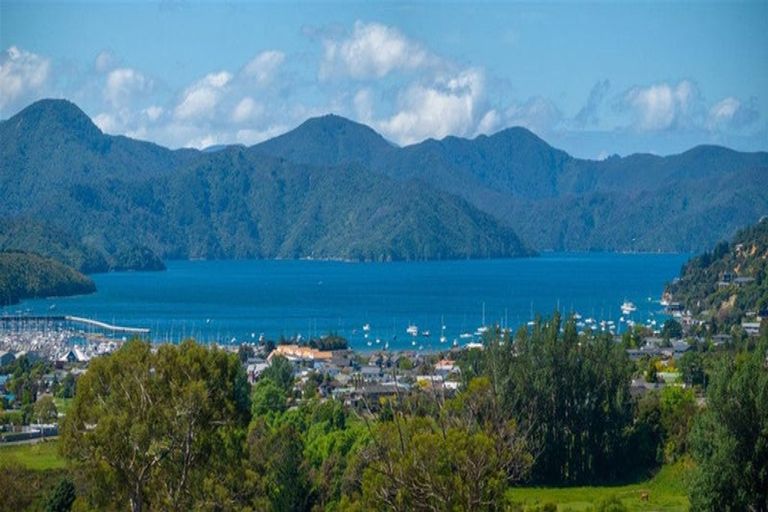 Photo of property in 4 Raukura Rise, Picton, 7220