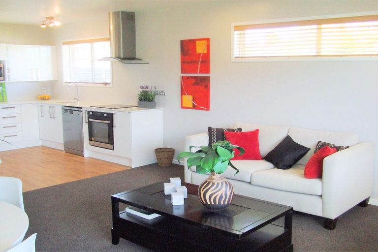 Photo of property in 2/34 Blacklock Avenue, Henderson, Auckland, 0612
