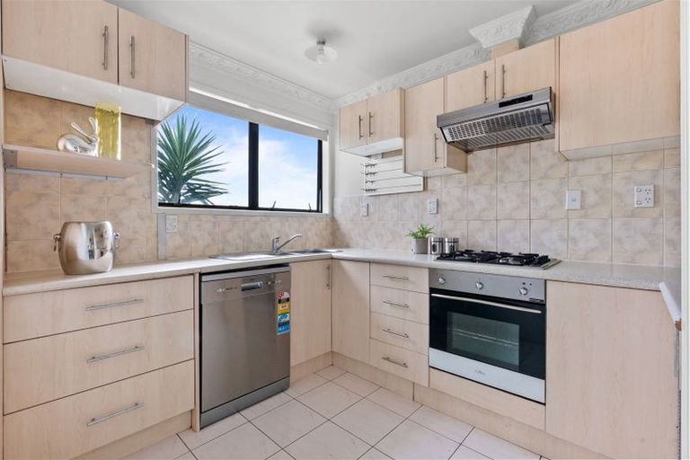 Photo of property in 15a Correa Court, Goodwood Heights, Auckland, 2105