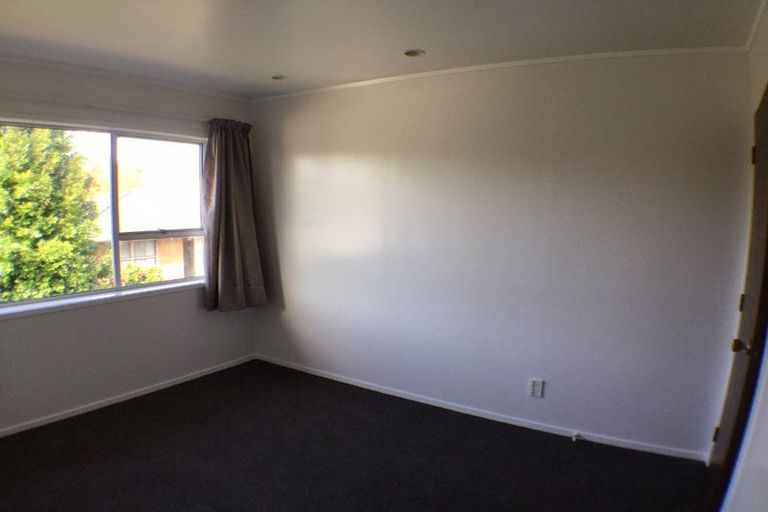 Photo of property in 2/27 Mannering Place, Hillcrest, Auckland, 0627