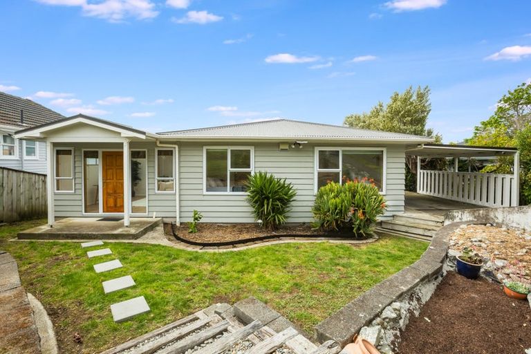 Photo of property in 15 Tainui Terrace, Tawa, Wellington, 5028