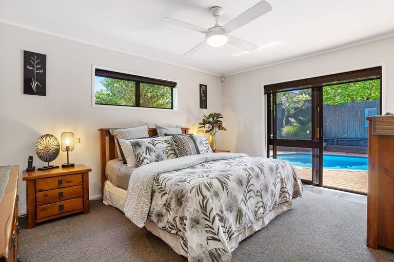 Photo of property in 10 St Simon Place, Botany Downs, Auckland, 2010