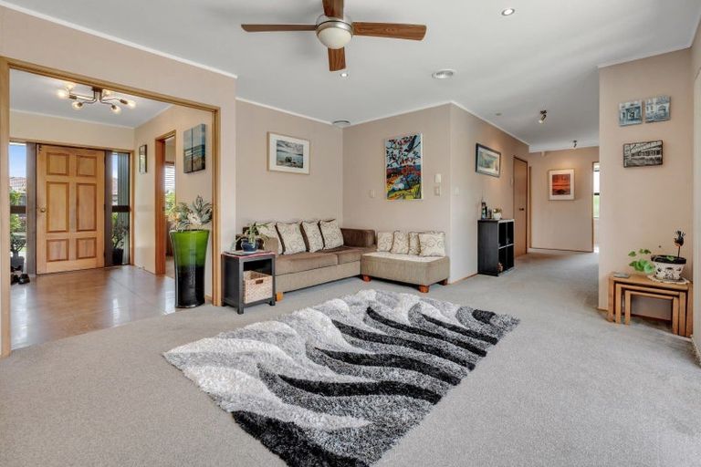 Photo of property in 6 Citation Way, Botany Downs, Auckland, 2010