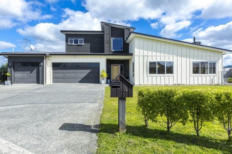 Photo of property in 4 Mount Marua Way, Timberlea, Upper Hutt, 5018