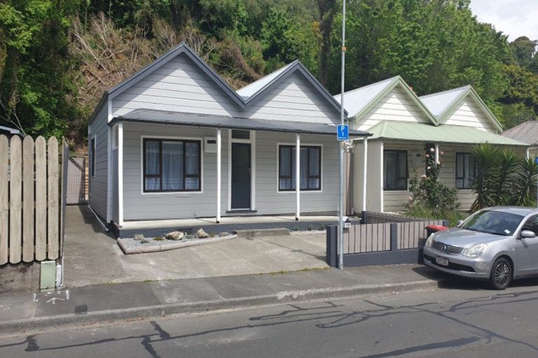 Photo of property in 19 Main Street, Hospital Hill, Napier, 4110