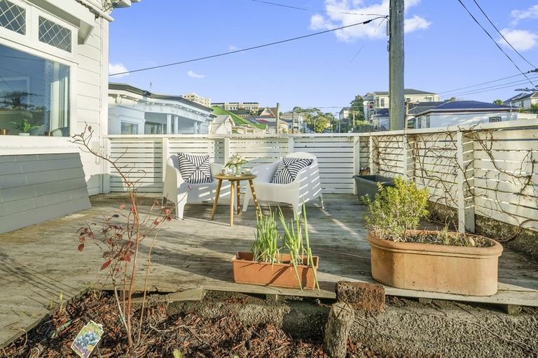 Photo of property in 23 Porritt Avenue, Mount Victoria, Wellington, 6011