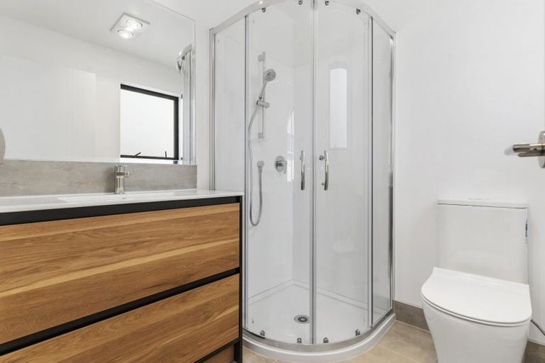 Photo of property in 8a Tahinga Street, Northcote, Auckland, 0627