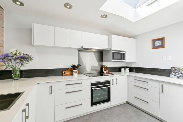 Photo of property in 3 Countess Close, Maupuia, Wellington, 6022