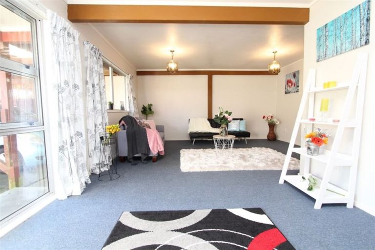 Photo of property in 18 Hollydale Grove, Churton Park, Wellington, 6037