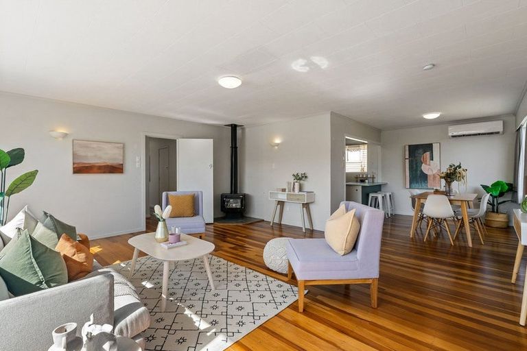 Photo of property in 6 Link Road, Newlands, Wellington, 6037