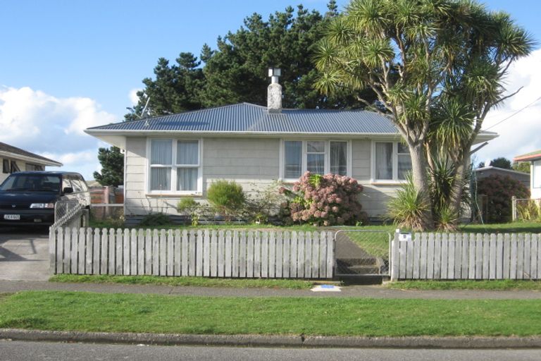 Photo of property in 8 Somerset Place, Cannons Creek, Porirua, 5024