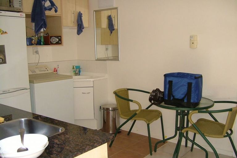 Photo of property in 77 Lake Road, Northcote, Auckland, 0627