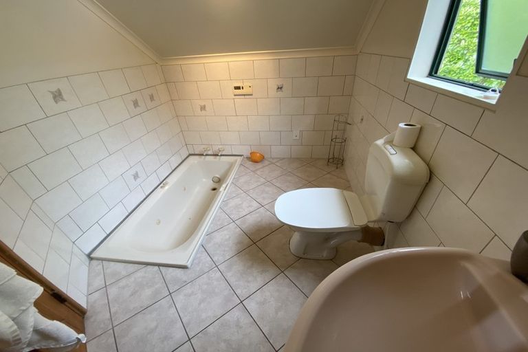 Photo of property in 33 Makara Road, Karori, Wellington, 6012