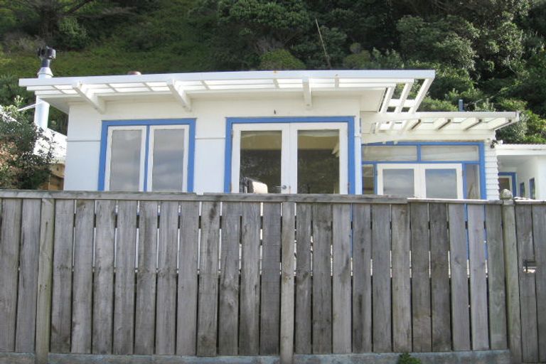 Photo of property in 143 Breaker Bay Road, Breaker Bay, Wellington, 6022