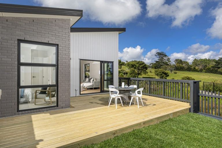 Photo of property in 36 Taiororua Avenue, Massey, Auckland, 0614