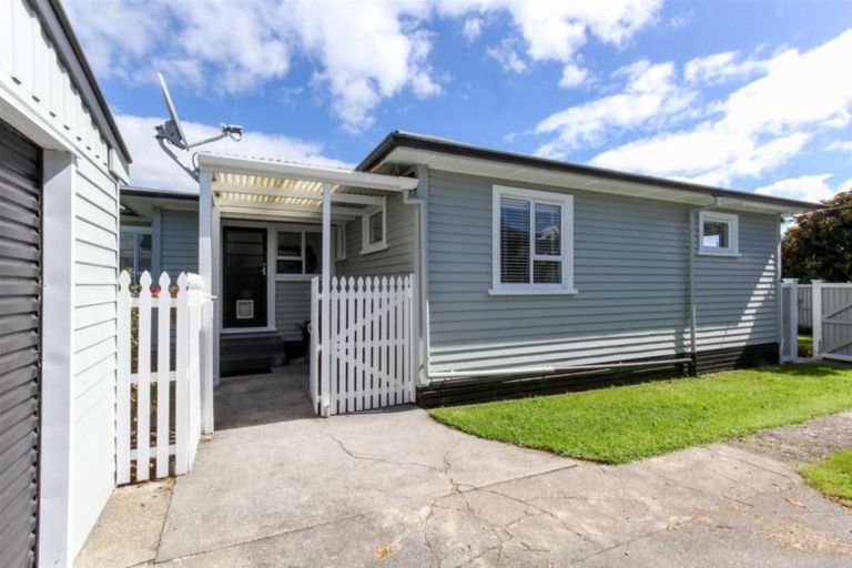 Photo of property in 18 Karaka Street, Merrilands, New Plymouth, 4312