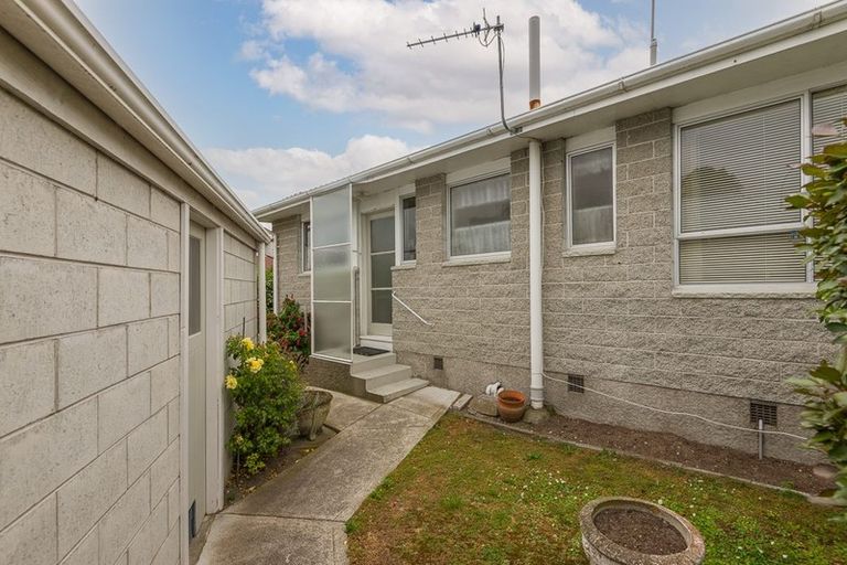 Photo of property in 2/6 Leonie Place, Aranui, Christchurch, 8061