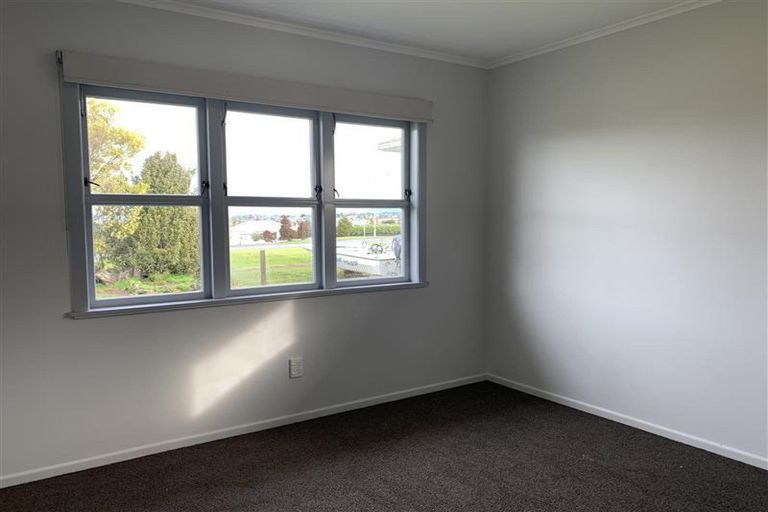 Photo of property in 22 Hobsonville Road, West Harbour, Auckland, 0618