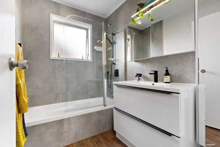 Photo of property in 138 Moire Road, West Harbour, Auckland, 0618