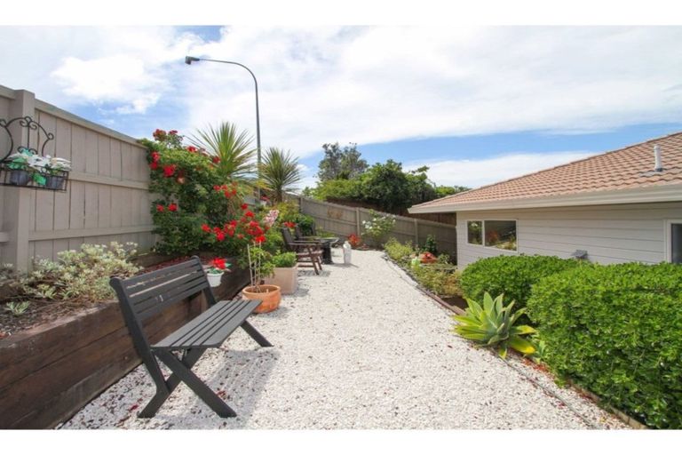 Photo of property in 1/272 Glamorgan Drive, Northcross, Auckland, 0630