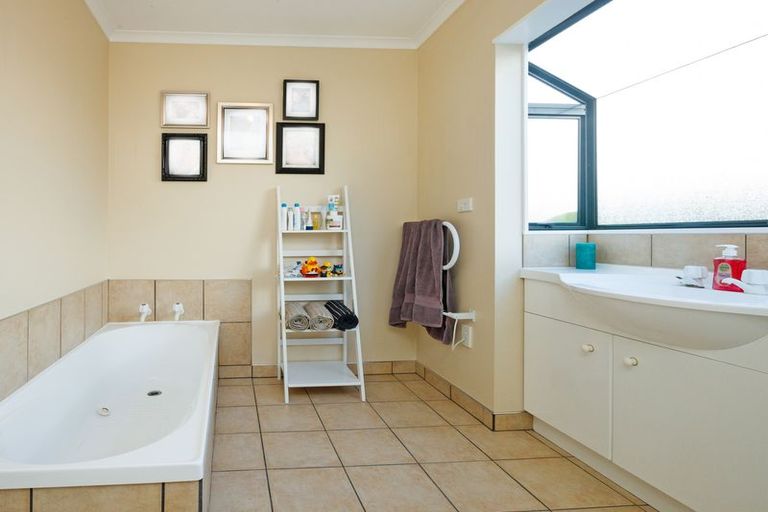 Photo of property in Maddison Apartments, 2/6c Queen Street, Palmerston North, 4410
