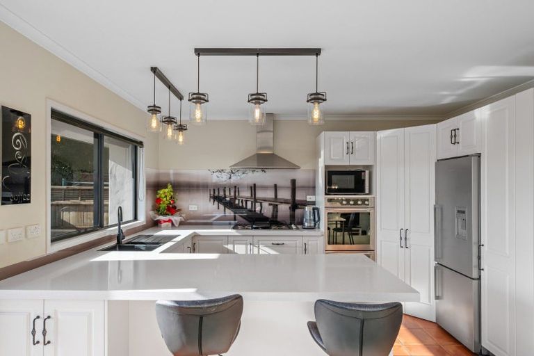 Photo of property in 2 Holcombrooke Lane, Welcome Bay, Tauranga, 3175