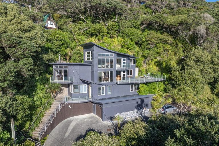 Photo of property in 10 Waitea Road, Muriwai, Waimauku, 0881