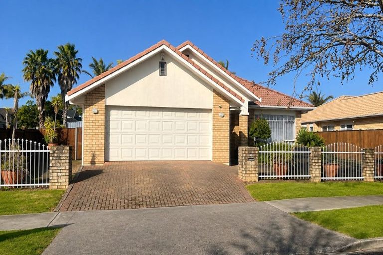Photo of property in 14 Corta Bella Place, Golflands, Auckland, 2013