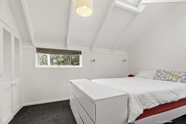 Photo of property in 17 Fitzpatrick Street, Newlands, Wellington, 6037