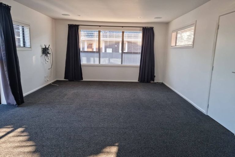 Photo of property in 8 Liverton Crescent, Bishopdale, Christchurch, 8053