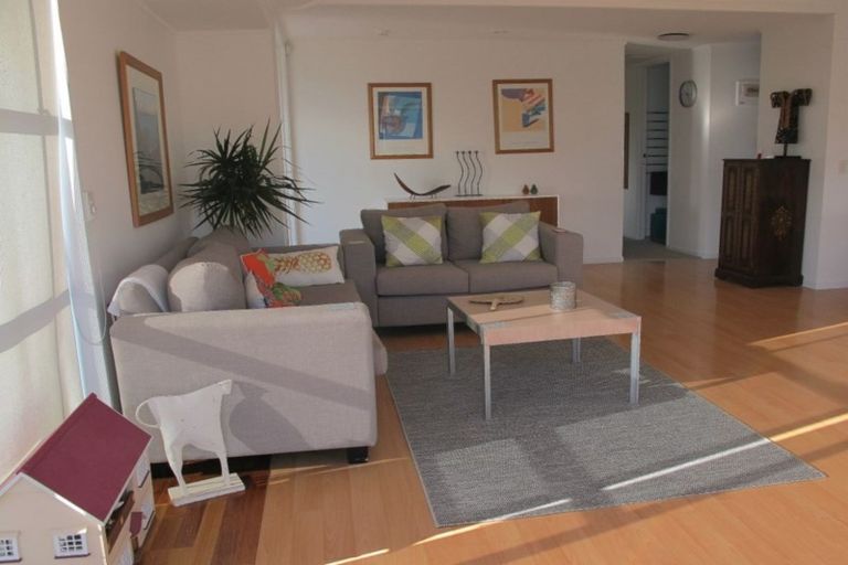 Photo of property in 2/1001 Beach Road, Torbay, Auckland, 0630