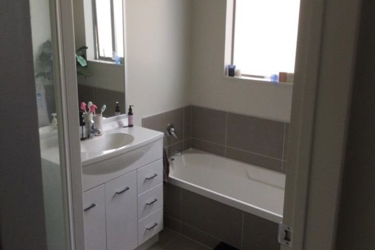 Photo of property in 75 Popokatea Drive, Takanini, 2112