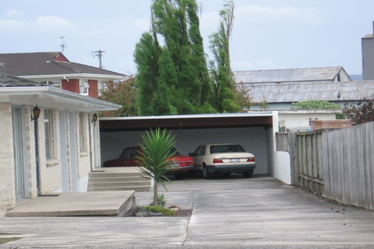 Photo of property in 114 Te Atatu Road, Te Atatu South, Auckland, 0610